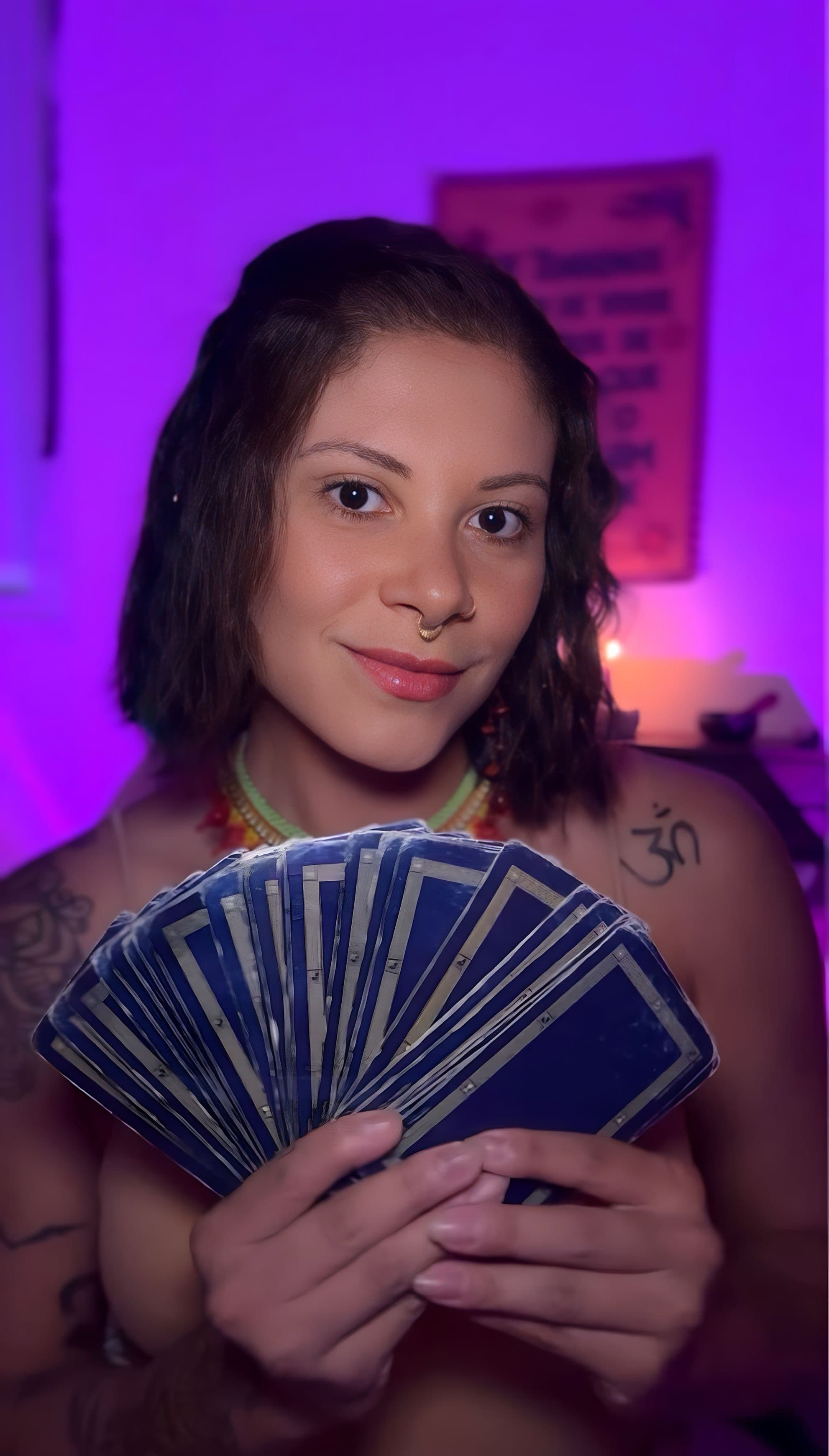 Taróloga realizando leitura de cartas